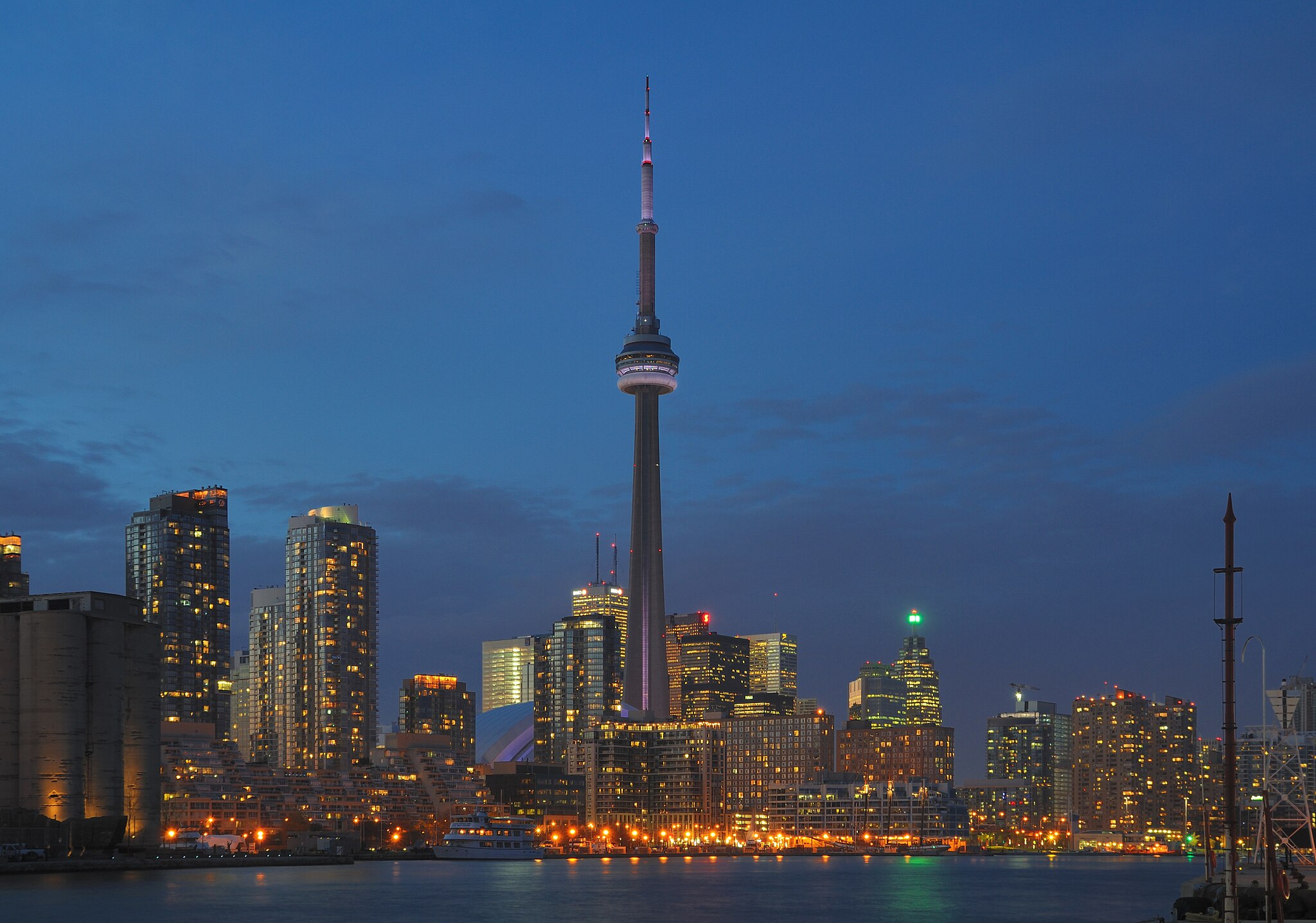 Toronto, una metrópolis dinámica y próspera, enfrenta un desafío mayor: las inundaciones. Lluvias torrenciales han sumergido recientemente varios barrios, perturbando la vida cotidiana de los habitantes. Este fenómeno meteorológico, aunque natural, plantea preguntas cruciales sobre la preparación y la resiliencia de la ciudad frente a las catástrofes naturales. En este artículo, […]