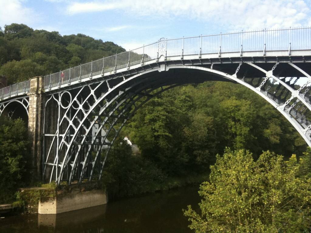 El Reino Unido ha experimentado episodios de inundaciones devastadoras a lo largo de los años. Ironbridge, una ciudad histórica a orillas del río Severn, a menudo se ve afectada por estas catástrofes naturales. La necesidad de soluciones permanentes para proteger esta región se ha vuelto urgente. Este artículo tiene como objetivo informar al público sobre los esfuerzos recientes y las soluciones implementadas […]