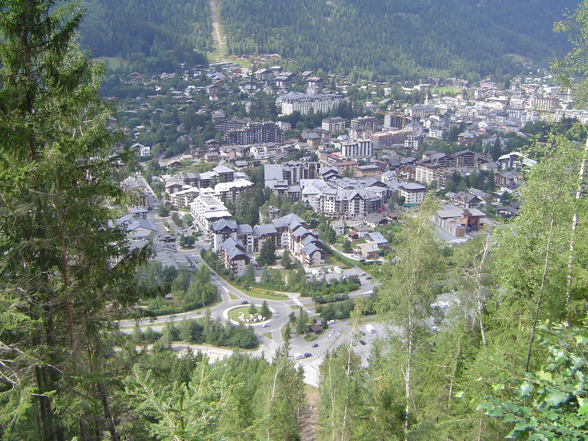 Chamonix, un destino apreciado por sus majestuosos paisajes alpinos, ha experimentado recientemente una noche de angustia. En plena noche, varios campings tuvieron que ser evacuados de urgencia. Este evento inesperado sembró el pánico entre los vacacionistas. Pero, ¿qué pudo haber causado esta evacuación repentina? ¿Por qué es crucial entender las razones y […]