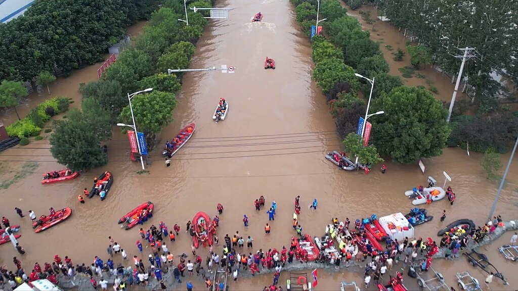 Las recientes inundaciones en China han provocado una tragedia de una magnitud devastadora. Un puente se ha derrumbado, causando la muerte de 12 personas y la desaparición de 31 más. Estos eventos trágicos subrayan la gravedad de los desastres naturales y la importancia de la preparación y la respuesta rápida. Análisis El 15 de julio de 2024, un puente situado […]