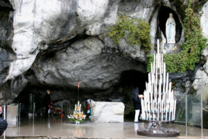 Inundaciones en Lourdes: El Santuario Parcialmente Cerrado